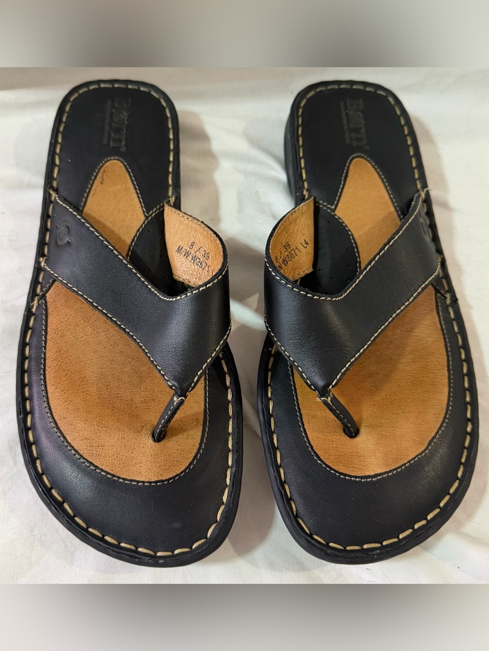 Born Sz 8 39 M/W Thong Sandals Black Leather W3671